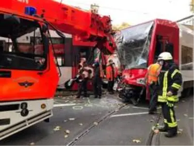 Almanya'da iki tramvay kafa kafaya çarpıştı: 1'i ağır 20 yaralı Almanya'da iki tramvay kafa kafaya çarpıştı: 1'i ağır 20 yaralı
