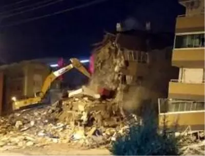 Son dakika! 7 kişinin hayatını kaybettiği Barış Sitesi'ndeki bir apartmanın dozerle yıkılış anı kamerada Son dakika! 7 kişinin hayatını kaybettiği Barış Sitesi'ndeki bir apartmanın dozerle yıkılış anı kamerada