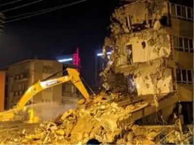 Son dakika! 7 kişinin hayatını kaybettiği Barış Sitesi'ndeki bir apartmanın dozerle yıkılış anı kamerada Son dakika! 7 kişinin hayatını kaybettiği Barış Sitesi'ndeki bir apartmanın dozerle yıkılış anı kamerada
