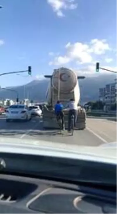Bursa'da beton mikserinin arkasında tehlikeli yolculuk Bursa'da beton mikserinin arkasında tehlikeli yolculuk