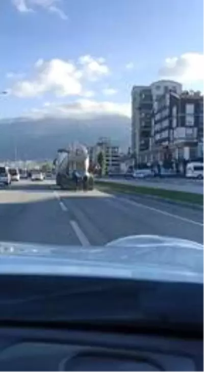 Bursa'da beton mikserinin arkasında tehlikeli yolculuk Bursa'da beton mikserinin arkasında tehlikeli yolculuk