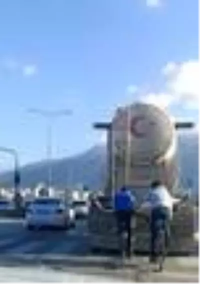 Bursa'da beton mikserinin arkasında tehlikeli yolculuk Bursa'da beton mikserinin arkasında tehlikeli yolculuk