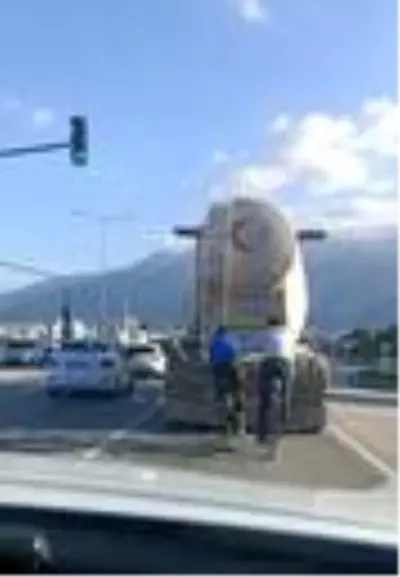 Bursa'da beton mikserinin arkasında tehlikeli yolculuk Bursa'da beton mikserinin arkasında tehlikeli yolculuk