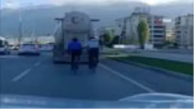 Bursa'da beton mikserinin arkasında tehlikeli yolculuk Bursa'da beton mikserinin arkasında tehlikeli yolculuk