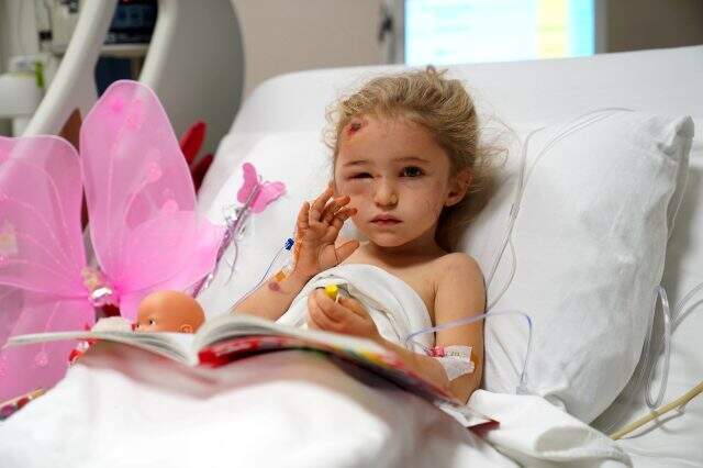 Depremin simgesi minik Elif'in yeni görüntüleri ortaya çıktı: Oyuncaklarıyla oynayıp boyama yaptı