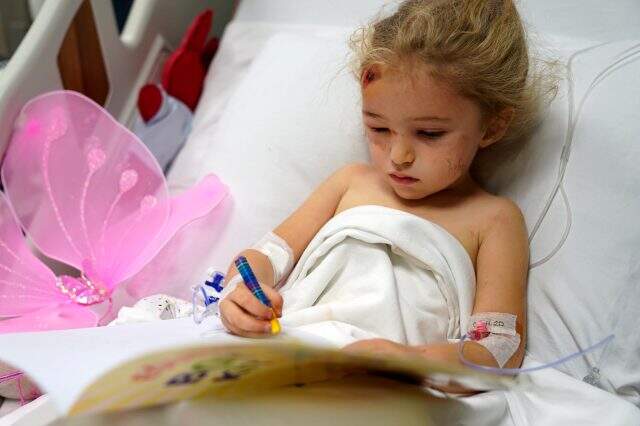 Depremin simgesi minik Elif'in yeni görüntüleri ortaya çıktı: Oyuncaklarıyla oynayıp boyama yaptı