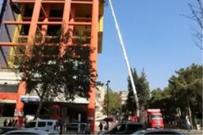 'Dünyanın en saçma binası' yıkılıyor! Kahramanmaraş'taki yapıdan kaçış başladı 'Dünyanın en saçma binası' yıkılıyor! Kahramanmaraş'taki yapıdan kaçış başladı