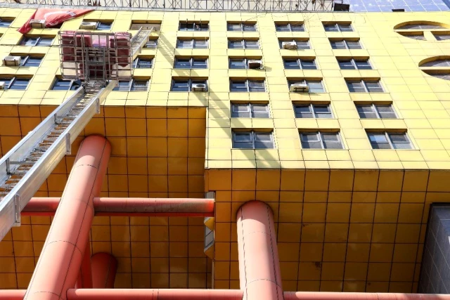 'Dünyanın en saçma binası' yıkılıyor! Kahramanmaraş'taki yapıdan kaçış başladı