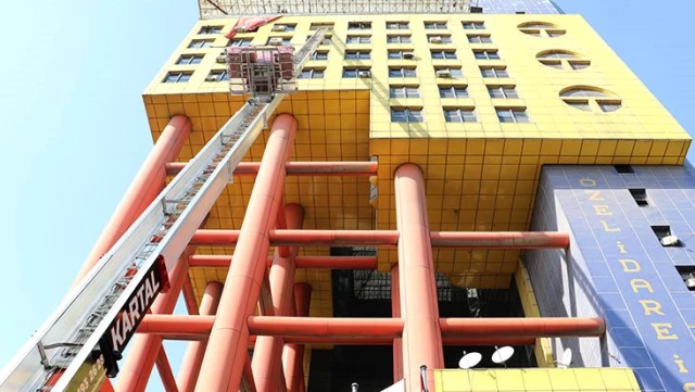 'Dünyanın en saçma binası' yıkılıyor! Kahramanmaraş'taki yapıdan kaçış başladı
