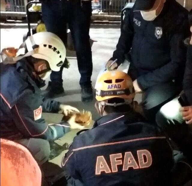 Enkazdan çıkan çantadan borç listesi ve bunların ödenmesi için ayrılan para çıktı Enkazdan çıkan çantadan borç listesi ve bunların ödenmesi için ayrılan para çıktı