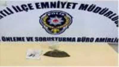 Evinde uyuşturucuyla yakalanan şüpheli tutuklandı Evinde uyuşturucuyla yakalanan şüpheli tutuklandı