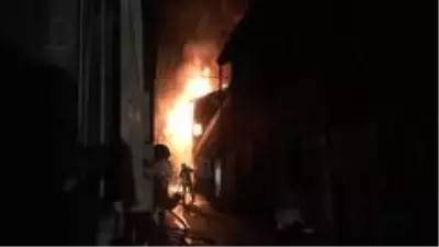 İki katlı binada korkudan yangın İki katlı binada korkudan yangın