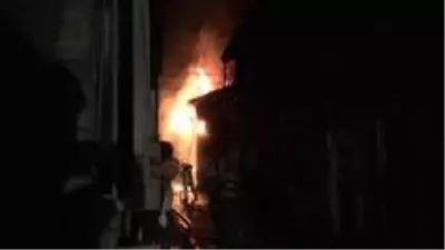 İki katlı binada korkudan yangın İki katlı binada korkudan yangın