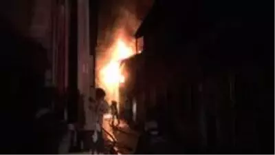 İki katlı binada korkudan yangın İki katlı binada korkudan yangın