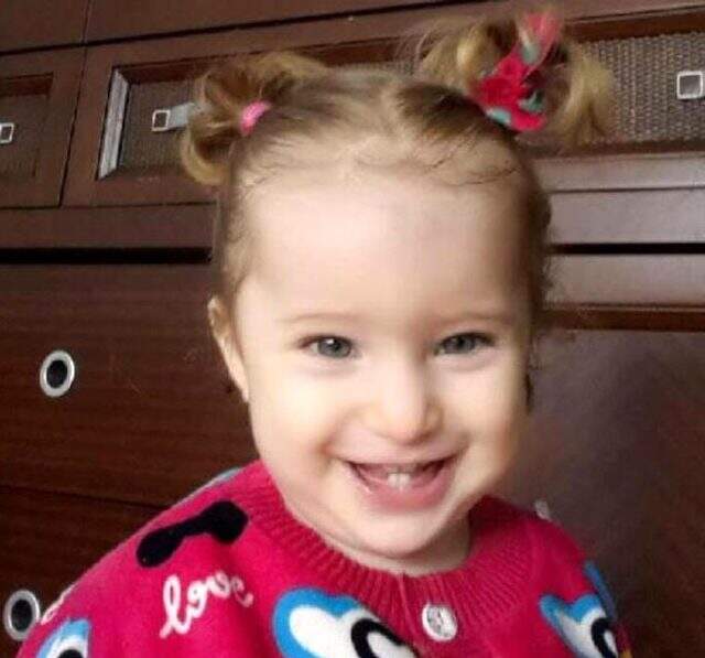 İşte 3 yaşındaki Elif'in enkazdan çıkarılma anı! Kendisini ambulansa götüren görevlinin elini sıkı sıkı tuttu