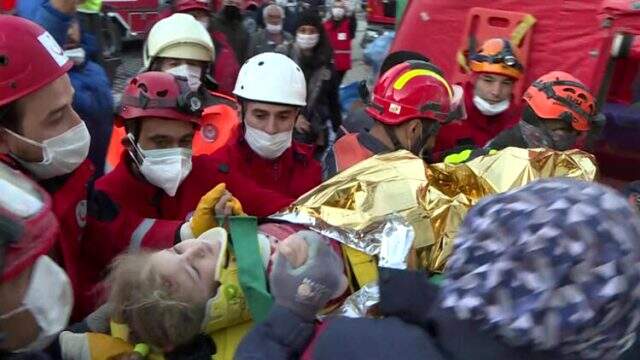 İşte 3 yaşındaki Elif'in enkazdan çıkarılma anı! Kendisini ambulansa götüren görevlinin elini sıkı sıkı tuttu