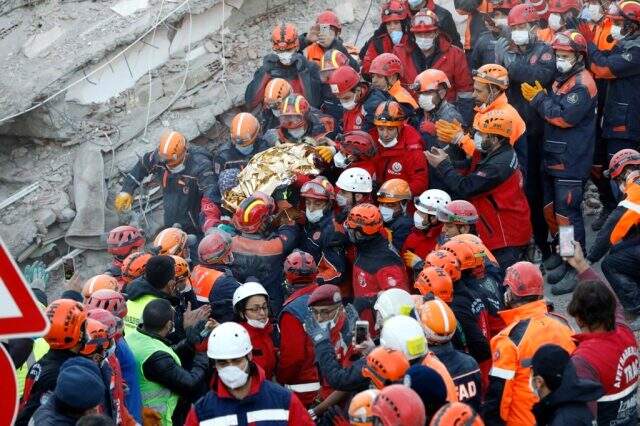 İşte 3 yaşındaki Elif'in enkazdan çıkarılma anı! Kendisini ambulansa götüren görevlinin elini sıkı sıkı tuttu