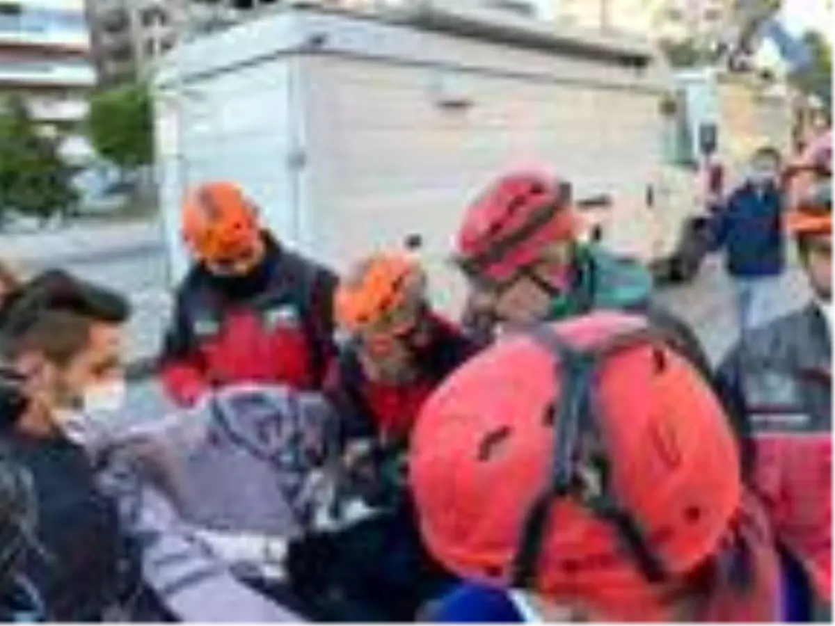 İzmir'de enkazda, depremden 58 saat sonra köpek kurtarıldı