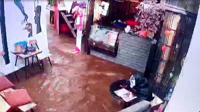 İzmir depreminde oluşan tsunaminin yeni görüntüleri ortaya çıktı! Vatandaşlar panik halinde koşuşturdu