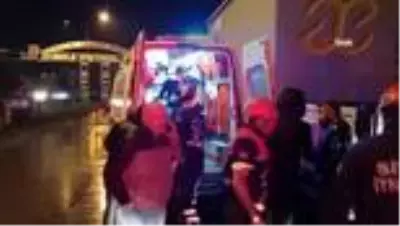 Kamyonet park halindeki tıra arkadan çarptı, sıkışan sürücü ekiplerce kurtarıldı Kamyonet park halindeki tıra arkadan çarptı, sıkışan sürücü ekiplerce kurtarıldı