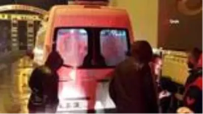 Kamyonet park halindeki tıra arkadan çarptı, sıkışan sürücü ekiplerce kurtarıldı Kamyonet park halindeki tıra arkadan çarptı, sıkışan sürücü ekiplerce kurtarıldı