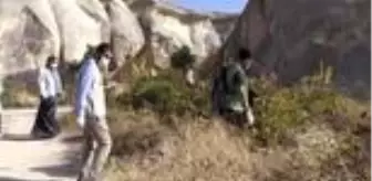 Kapadokya: Kapadokya'da çevre temizliği yapan gönüllüler dilek ağaçlarından maske topladı Kapadokya: Kapadokya'da çevre temizliği yapan gönüllüler dilek ağaçlarından maske topladı
