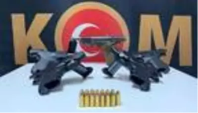 Malatya'da 5 tabancayla yakalanan şüpheli gözaltına alındı Malatya'da 5 tabancayla yakalanan şüpheli gözaltına alındı