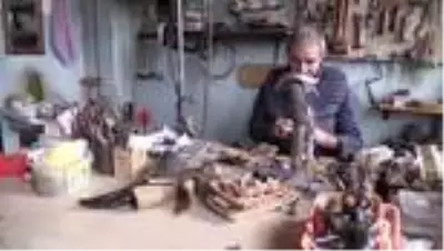 Mehmet usta yarım asırdır boynuzdan göz alıcı takılar üretiyor Mehmet usta yarım asırdır boynuzdan göz alıcı takılar üretiyor