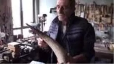Mehmet usta yarım asırdır boynuzdan göz alıcı takılar üretiyor Mehmet usta yarım asırdır boynuzdan göz alıcı takılar üretiyor
