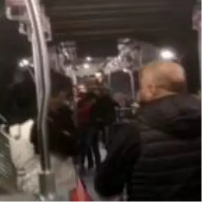 Son dakika haberi! Metrobüste dehşet anları; Bıçaklı kavga kamerada