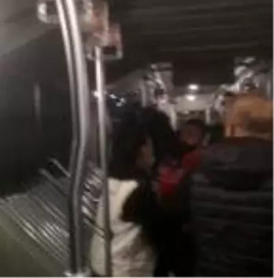 Son dakika haberi! Metrobüste dehşet anları; Bıçaklı kavga kamerada Son dakika haberi! Metrobüste dehşet anları; Bıçaklı kavga kamerada