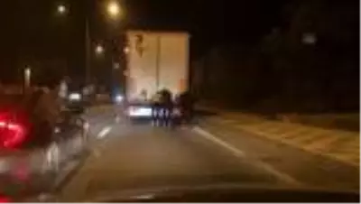 Son Dakika | Seyir halindeki kamyonun kasasına tutunan patenli çocukların tehlikeli yolculuğu görüntülendi
