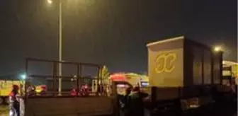 Sivas ta kamyonet park halindeki tıra arkadan çarptı: ...