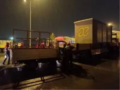 Kamyonet park halindeki tıra arkadan çarptı, sıkışan sürücü ekiplerce kurtarıldı Kamyonet park halindeki tıra arkadan çarptı, sıkışan sürücü ekiplerce kurtarıldı