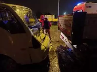 Kamyonet park halindeki tıra arkadan çarptı, sıkışan sürücü ekiplerce kurtarıldı Kamyonet park halindeki tıra arkadan çarptı, sıkışan sürücü ekiplerce kurtarıldı