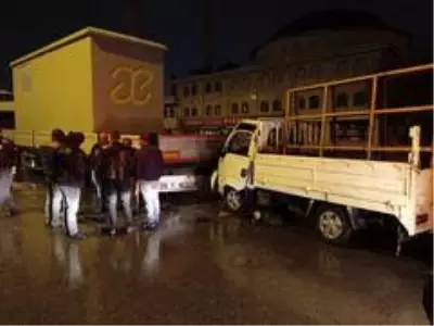 Kamyonet park halindeki tıra arkadan çarptı, sıkışan sürücü ekiplerce kurtarıldı Kamyonet park halindeki tıra arkadan çarptı, sıkışan sürücü ekiplerce kurtarıldı