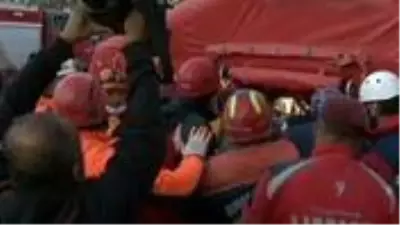Son Dakika! İzmir'de 65 saat sonra 3 yaşındaki Elif enkazdan sağ çıkarıldı Son Dakika! İzmir'de 65 saat sonra 3 yaşındaki Elif enkazdan sağ çıkarıldı