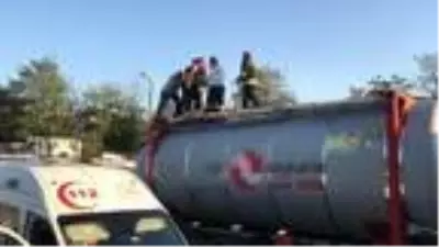 Tankerin kapağını açınca kokudan etkilenen sürücü baygınlık geçirdi Tankerin kapağını açınca kokudan etkilenen sürücü baygınlık geçirdi