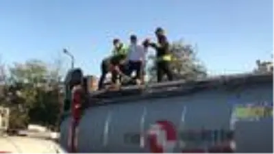 Tankerin kapağını açınca kokudan etkilenen sürücü baygınlık geçirdi Tankerin kapağını açınca kokudan etkilenen sürücü baygınlık geçirdi