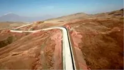Türkiye-İran sınırına yapılan güvenlik duvarı havadan görüntülendi Türkiye-İran sınırına yapılan güvenlik duvarı havadan görüntülendi