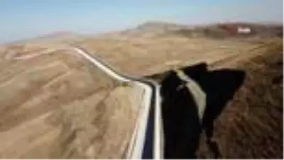 Türkiye-İran sınırına yapılan güvenlik duvarı havadan görüntülendi Türkiye-İran sınırına yapılan güvenlik duvarı havadan görüntülendi