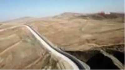 Türkiye-İran sınırına yapılan güvenlik duvarı havadan görüntülendi Türkiye-İran sınırına yapılan güvenlik duvarı havadan görüntülendi