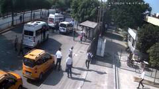 Üst geçici kullanmak istemedi, minibüsün altında kalarak metrelerce sürüklendi