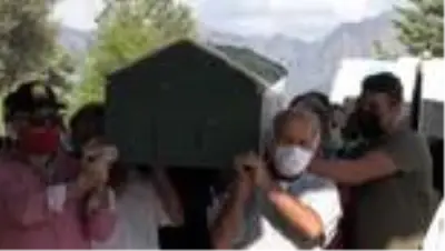 Ankara'da bir otelin 5'inci katından düşerek ölen genç kızın cenazesi toprağa verildi Ankara'da bir otelin 5'inci katından düşerek ölen genç kızın cenazesi toprağa verildi