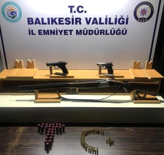Son dakika haberleri! Balıkesir'de polis 16 aranan şahıs yakalanırken,15 silah ele geçirdi
