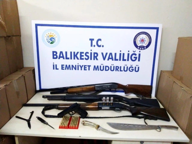 Son dakika haberleri! Balıkesir'de polis 16 aranan şahıs yakalanırken,15 silah ele geçirdi