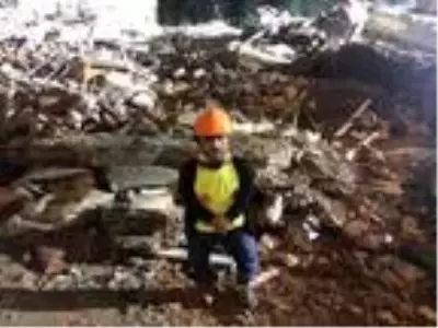Bedeni küçük, yüreği kocaman! Deprem enkazında günlerdir uyumadan hayat kurtarıyor