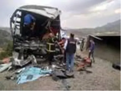 Son dakika haber! Bitlis'te yolcu otobüsü ile TIR çarpıştı: 2 ölü, 12 yaralı Son dakika haber! Bitlis'te yolcu otobüsü ile TIR çarpıştı: 2 ölü, 12 yaralı