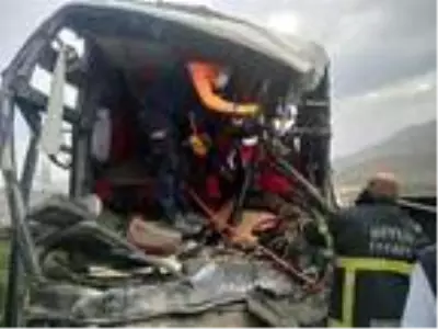 Son dakika haber! Bitlis'te yolcu otobüsü ile TIR çarpıştı: 2 ölü, 12 yaralı Son dakika haber! Bitlis'te yolcu otobüsü ile TIR çarpıştı: 2 ölü, 12 yaralı