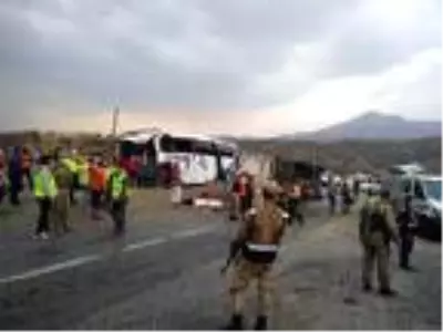 Son dakika haber! Bitlis'te yolcu otobüsü ile TIR çarpıştı: 2 ölü, 12 yaralı Son dakika haber! Bitlis'te yolcu otobüsü ile TIR çarpıştı: 2 ölü, 12 yaralı